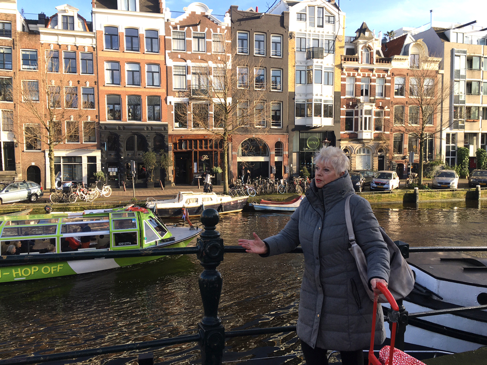 Anne Knaup op de brug nabij de Westertoren in Amsterdam